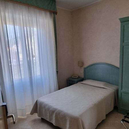 Hotel Riviera 3 Stelle Con Piscina Estiva Gratuita E Garage A Pagamento Spotorno Extérieur photo