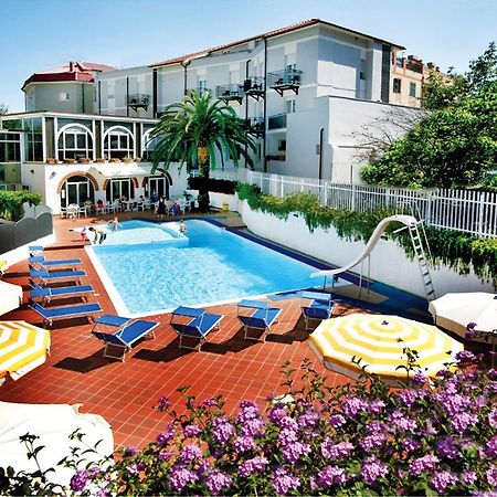 Hotel Riviera 3 Stelle Con Piscina Estiva Gratuita E Garage A Pagamento Spotorno Extérieur photo