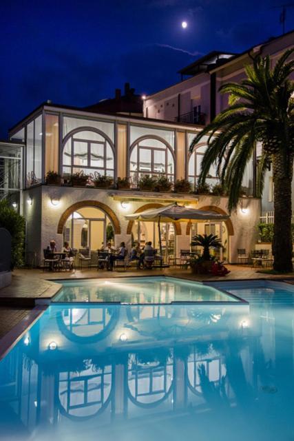 Hotel Riviera 3 Stelle Con Piscina Estiva Gratuita E Garage A Pagamento Spotorno Extérieur photo