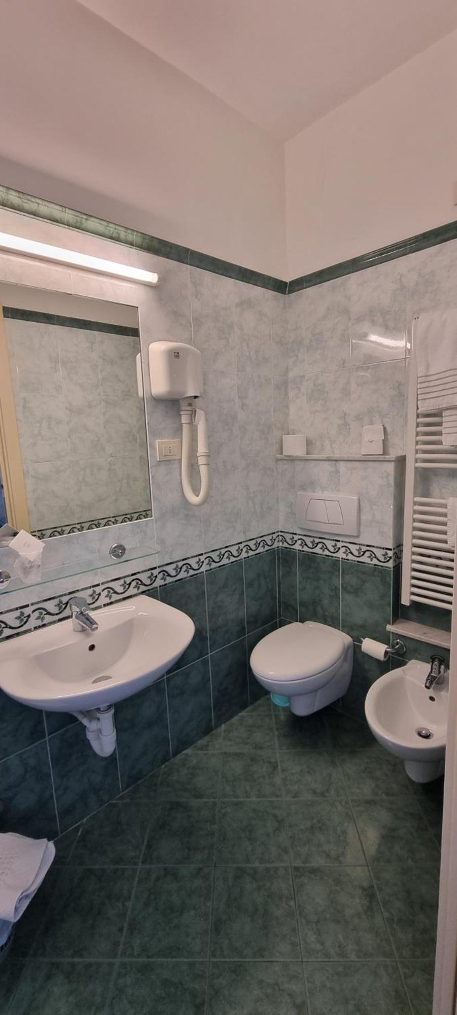 Hotel Riviera 3 Stelle Con Piscina Estiva Gratuita E Garage A Pagamento Spotorno Extérieur photo