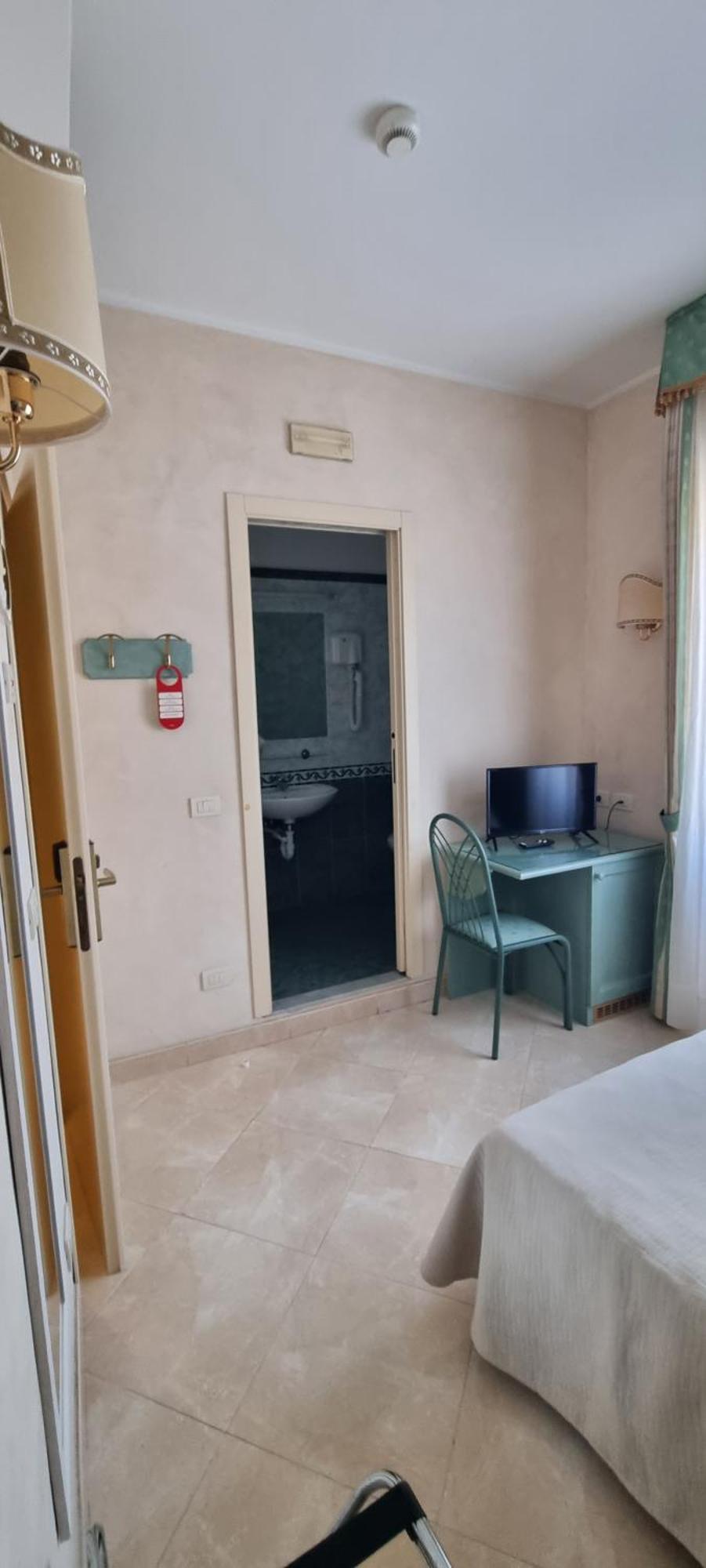 Hotel Riviera 3 Stelle Con Piscina Estiva Gratuita E Garage A Pagamento Spotorno Extérieur photo