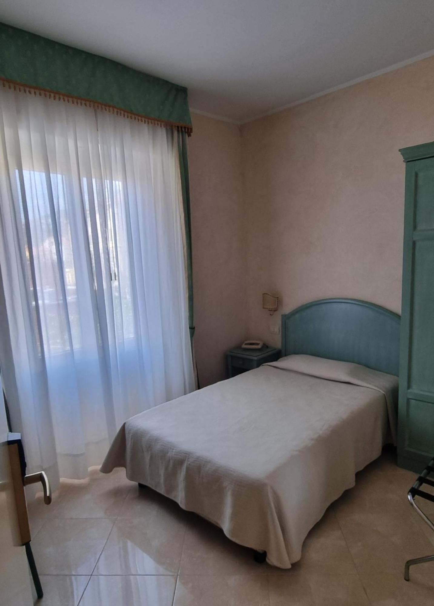 Hotel Riviera 3 Stelle Con Piscina Estiva Gratuita E Garage A Pagamento Spotorno Extérieur photo