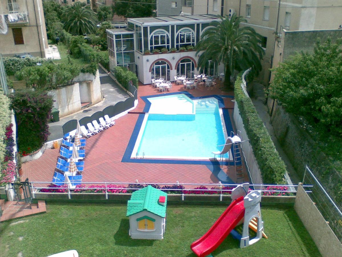 Hotel Riviera 3 Stelle Con Piscina Estiva Gratuita E Garage A Pagamento Spotorno Extérieur photo