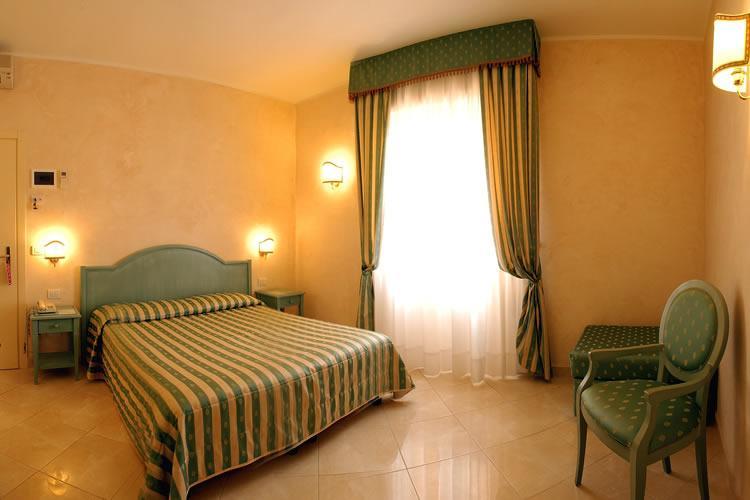 Hotel Riviera 3 Stelle Con Piscina Estiva Gratuita E Garage A Pagamento Spotorno Extérieur photo