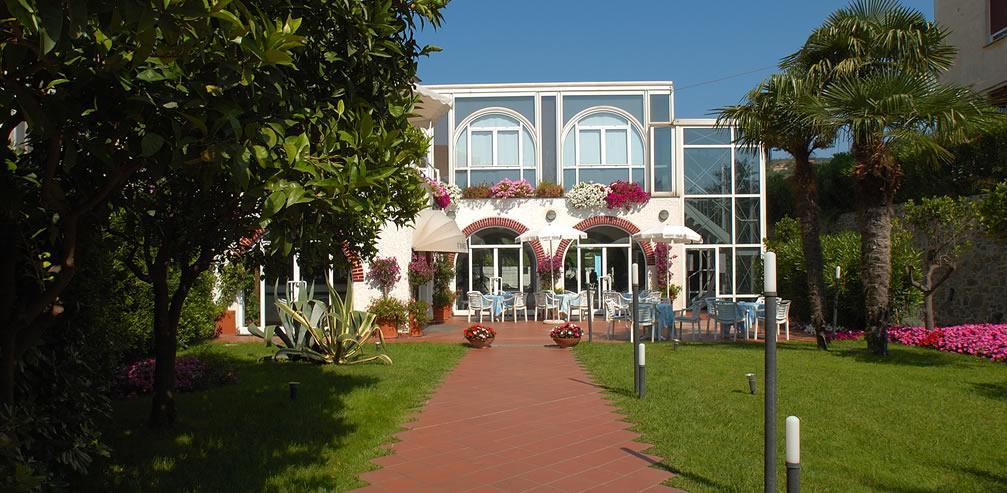Hotel Riviera 3 Stelle Con Piscina Estiva Gratuita E Garage A Pagamento Spotorno Extérieur photo