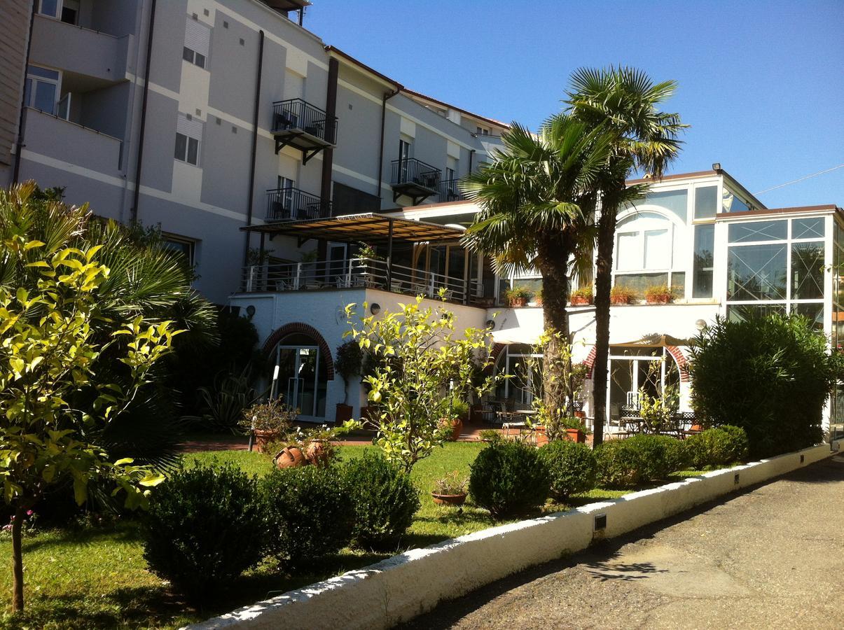 Hotel Riviera 3 Stelle Con Piscina Estiva Gratuita E Garage A Pagamento Spotorno Extérieur photo