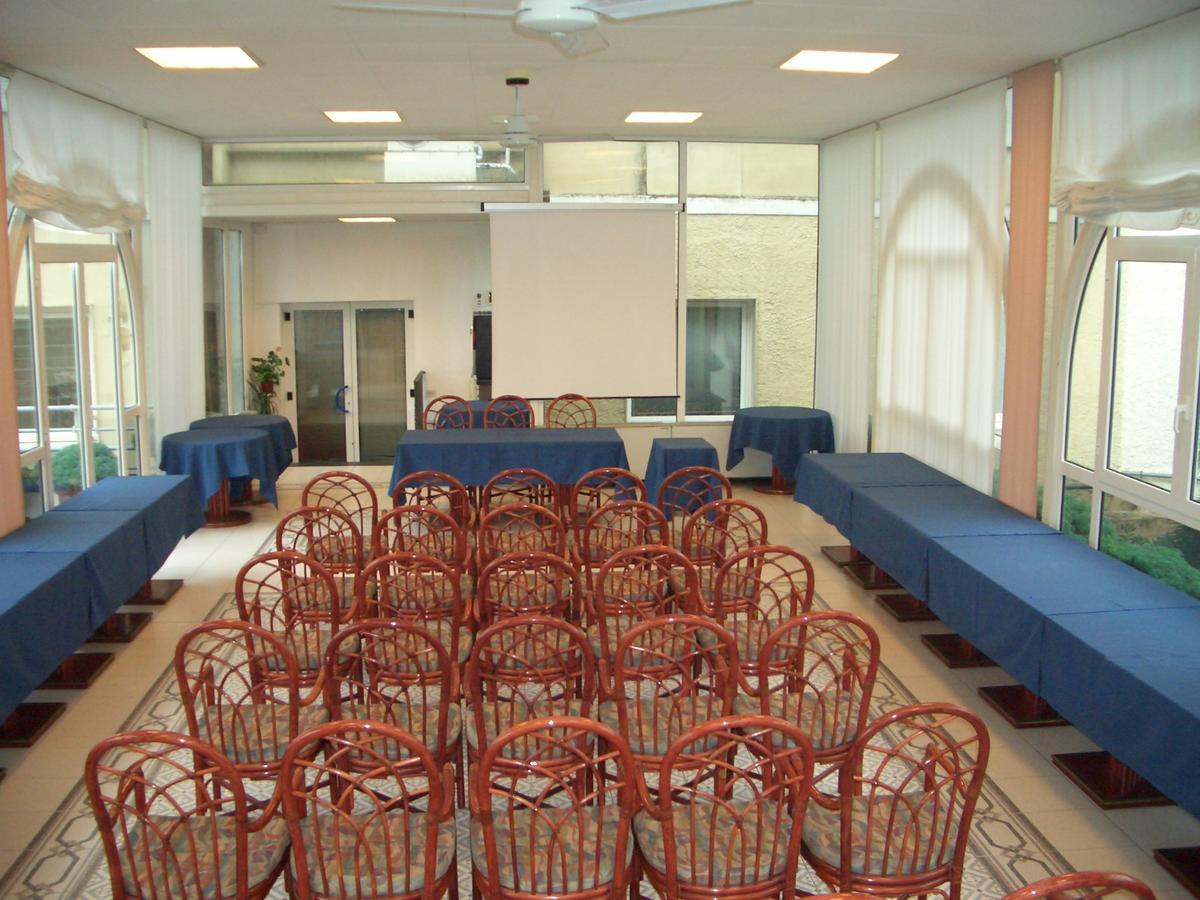Hotel Riviera 3 Stelle Con Piscina Estiva Gratuita E Garage A Pagamento Spotorno Extérieur photo