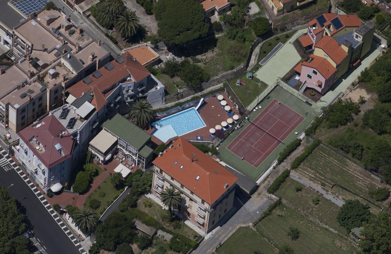 Hotel Riviera 3 Stelle Con Piscina Estiva Gratuita E Garage A Pagamento Spotorno Extérieur photo