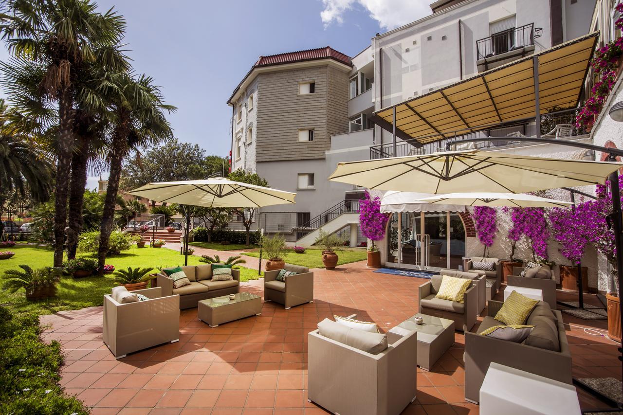Hotel Riviera 3 Stelle Con Piscina Estiva Gratuita E Garage A Pagamento Spotorno Extérieur photo