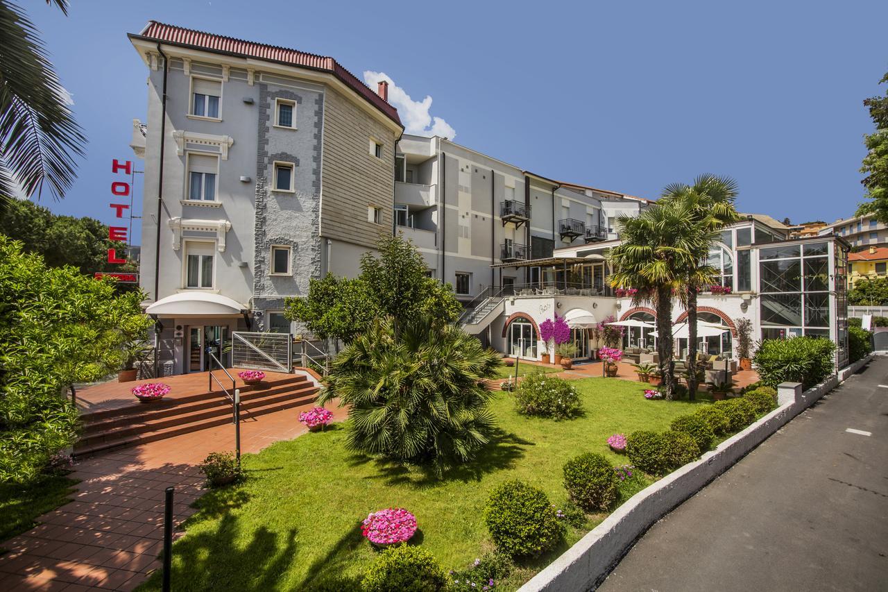Hotel Riviera 3 Stelle Con Piscina Estiva Gratuita E Garage A Pagamento Spotorno Extérieur photo