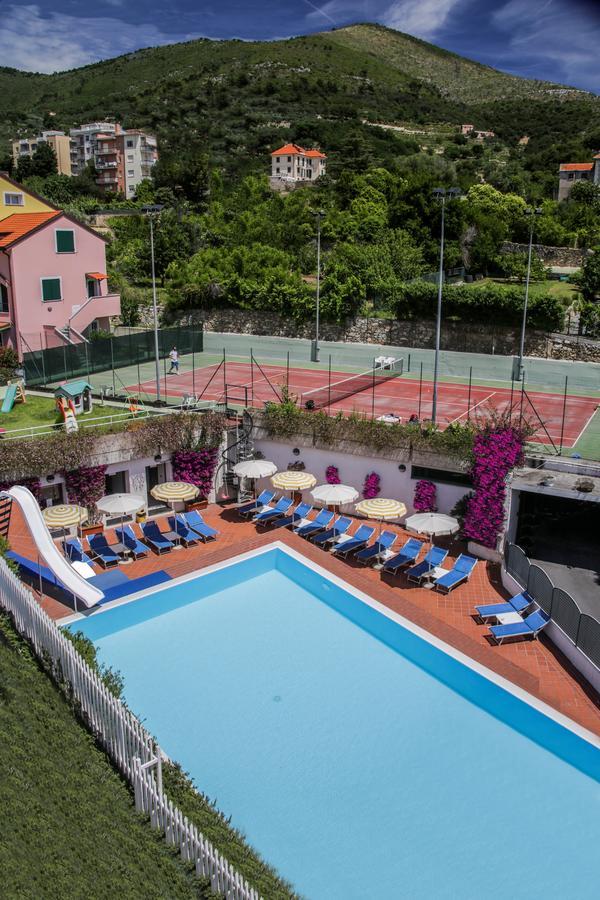Hotel Riviera 3 Stelle Con Piscina Estiva Gratuita E Garage A Pagamento Spotorno Extérieur photo