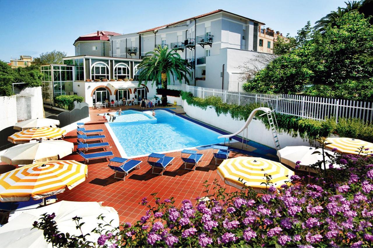 Hotel Riviera 3 Stelle Con Piscina Estiva Gratuita E Garage A Pagamento Spotorno Extérieur photo